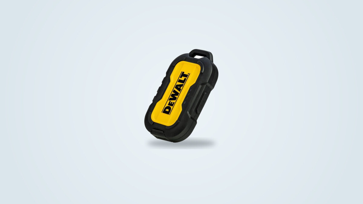 Powerbank DeWalt 10000 mAh vu de trois quarts, coque noire et jaune caoutchoutée avec mousqueton et cache de ports USB