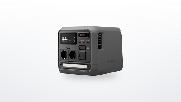 DJI Power 1000 Mini Powerstation in Dreiviertelansicht, Display eingeschaltet