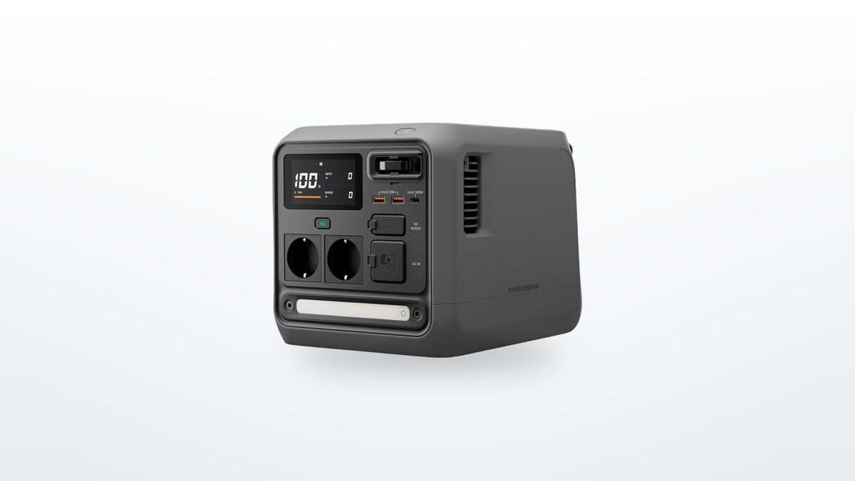 DJI Power 1000 Mini Powerstation in Dreiviertelansicht, Display eingeschaltet