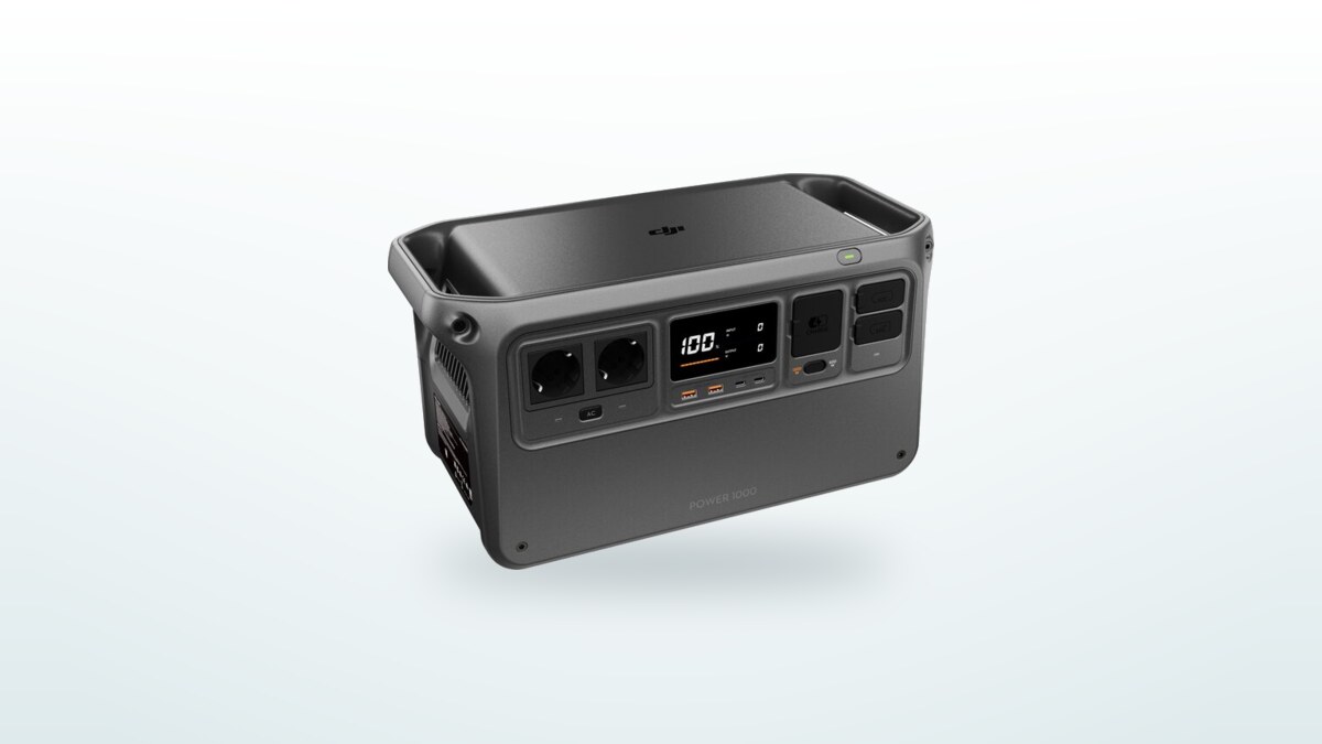 Stazione elettrica portatile DJI Power 1000 di tre quarti, display acceso che mostra la percentuale di carica, porte SDC visibili