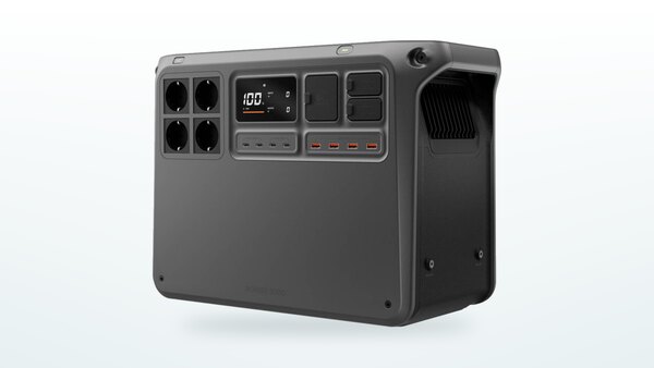 Estación eléctrica portátil DJI Power 2000 de tres cuartos, pantalla encendida y sus cuatro enchufes de 230 V a la vista