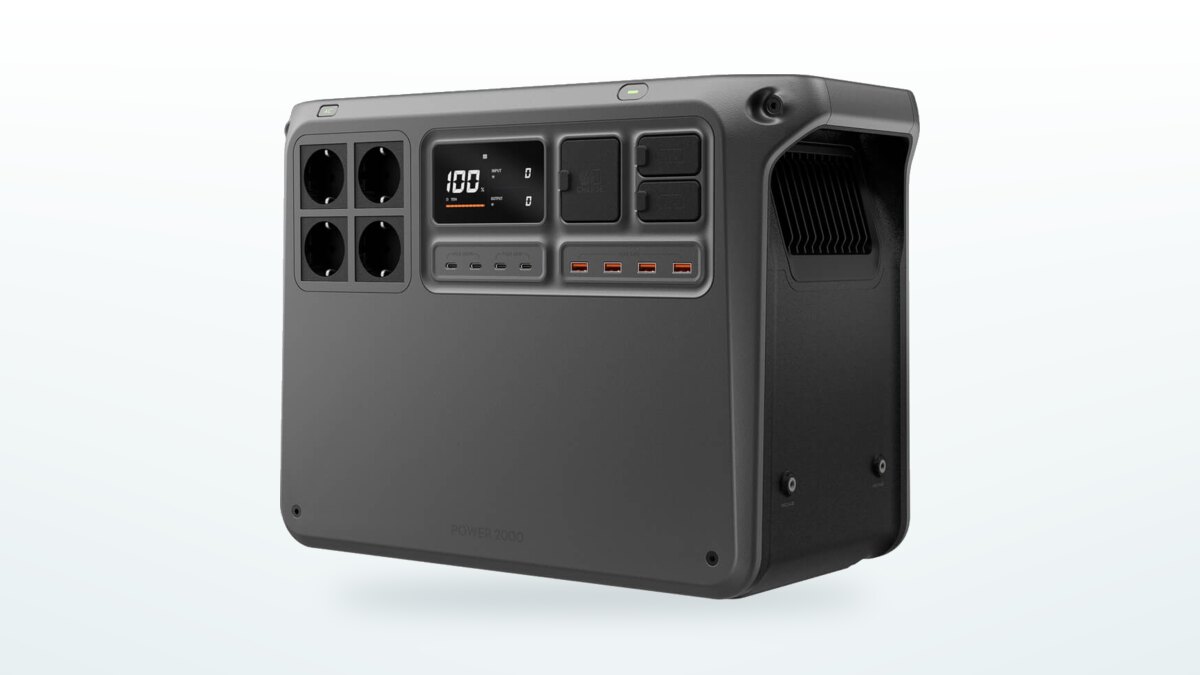 Estación eléctrica portátil DJI Power 2000 de tres cuartos, pantalla encendida y sus cuatro enchufes de 230 V a la vista