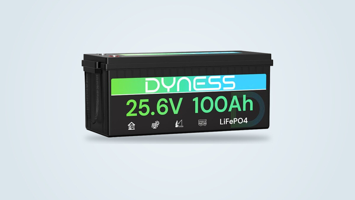 Batteria Dyness 24V 100Ah LiFePO4 vista di tre quarti, scocca nera con maniglie di trasporto ed etichetta 25,6V 100Ah