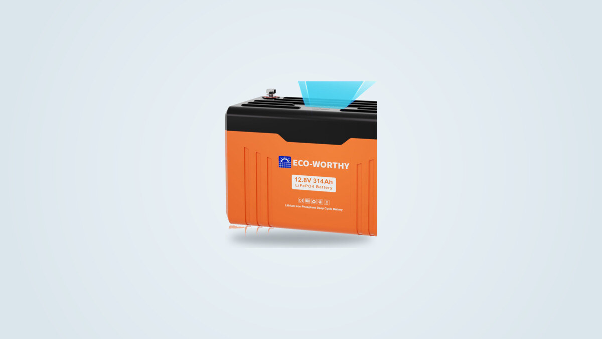 Batteria Eco-Worthy EnergyTrek 12V 314Ah LiFePO4 vista di tre quarti, case arancione e nero con morsetto a vite M8 ed etichetta 12,8 V 314 Ah
