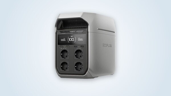 Estación de energía portátil EcoFlow Delta 3 Plus de tres cuartos, pantalla encendida, cuatro enchufes de 230 V y puertos USB-C a la vista