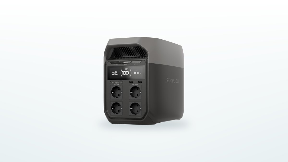 Estación de energía portátil EcoFlow Delta 3 en tres cuartos, pantalla encendida, cuatro tomas de 230 V y puertos USB-C de 100 W visibles
