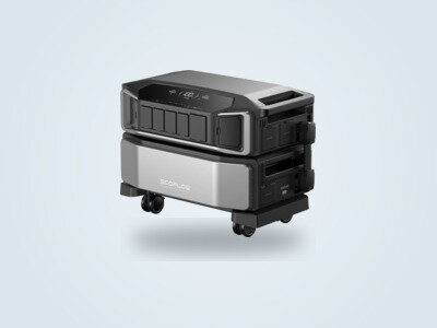 EcoFlow Delta Pro Ultra vista di tre quarti, inverter e batteria impilati sul carrello con ruote, schermo di controllo acceso
