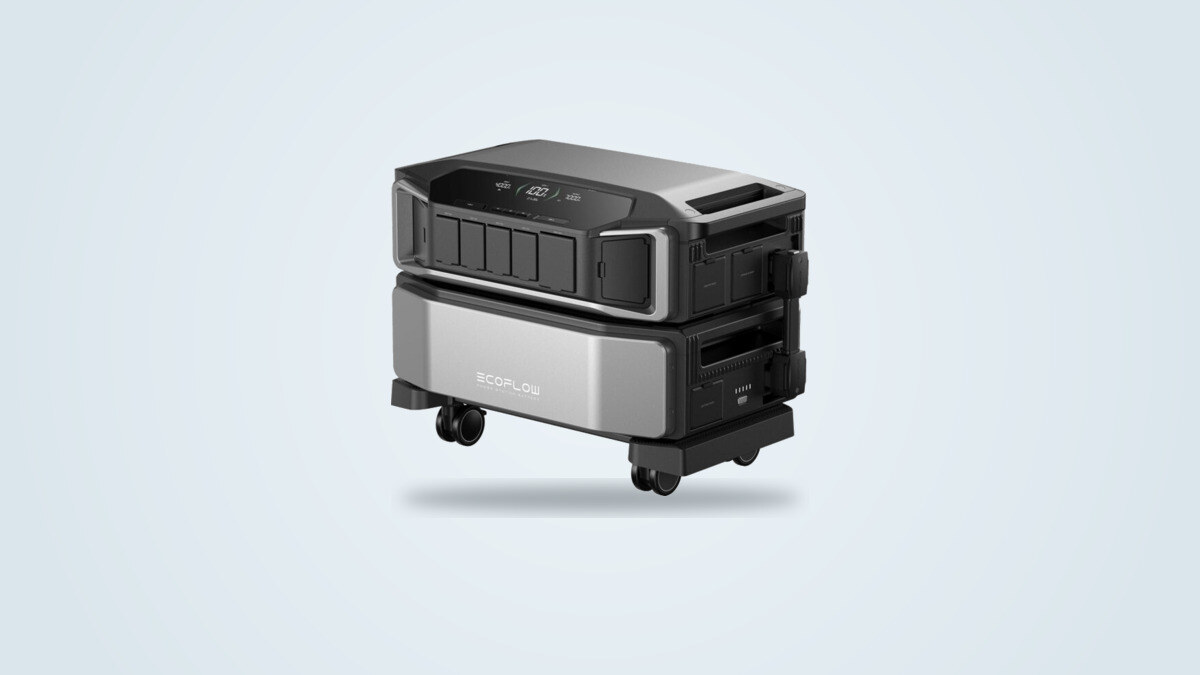 EcoFlow Delta Pro Ultra vista di tre quarti, inverter e batteria impilati sul carrello con ruote, schermo di controllo acceso