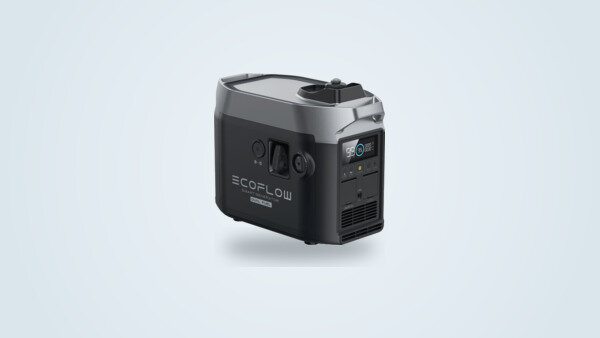 Generador EcoFlow Smart Generator Dual Fuel gris y negro visto de tres cuartos, pantalla de control encendida y tapón del depósito visible en la parte superior