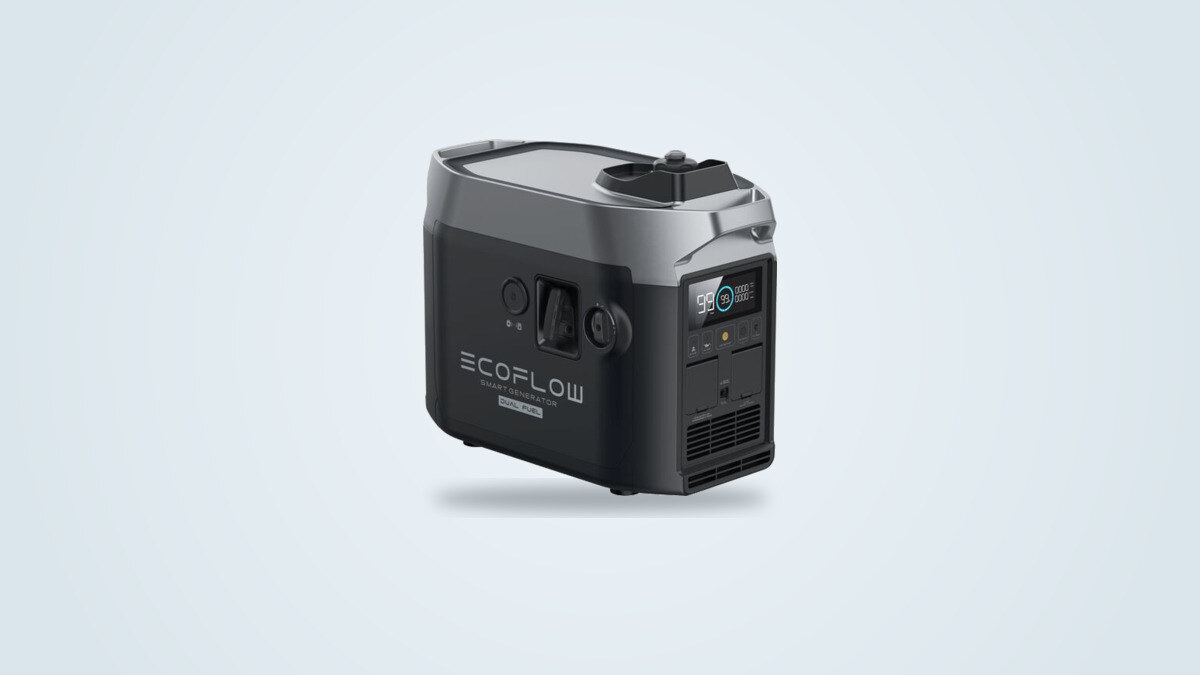 Generador EcoFlow Smart Generator Dual Fuel gris y negro visto de tres cuartos, pantalla de control encendida y tapón del depósito visible en la parte superior