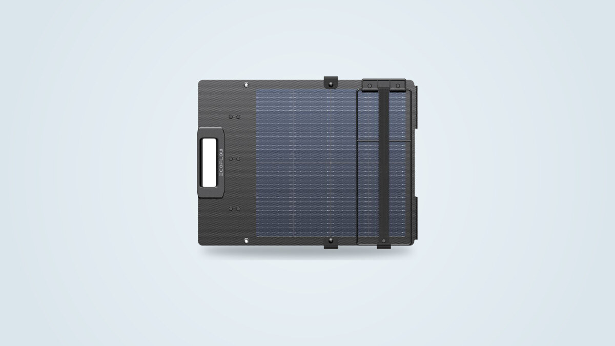 Tragbares EcoFlow 110W Solarmodul von oben, EcoFlow Tragegriff und Gurt des integrierten Ständers sichtbar, vor hellem Farbverlauf-Hintergrund