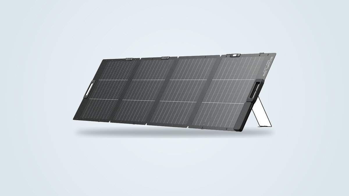 Faltbares EcoFlow 220W Solarmodul aufgestellt auf seinem verstellbaren, zur Sonne ausgerichteten Ständer, integriertes XT60-Kabel sichtbar, vor hellem Verlaufshintergrund