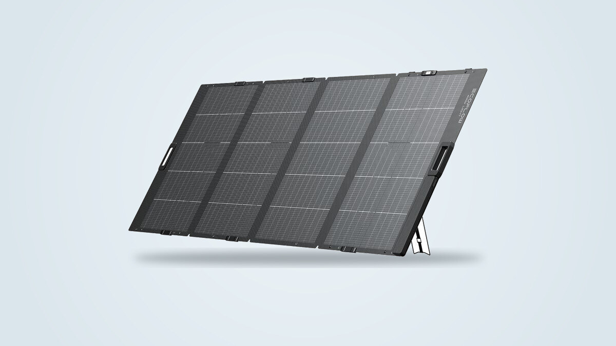 Faltbares EcoFlow 400W Solarmodul aufgestellt auf seinem Ständer mit drei Winkeln, integriertes XT60-Kabel sichtbar, vor hellem Verlaufshintergrund