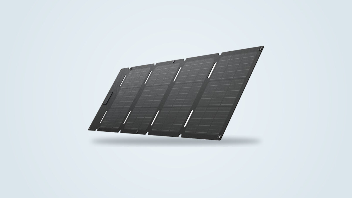 Panel solar portátil EcoFlow 45W USB-C desplegado, vista de tres cuartos, cuatro secciones visibles, sobre fondo degradado claro