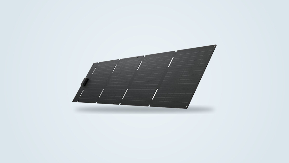 Aufgeklapptes tragbares Solarpanel EcoFlow 60W USB-C aus der Dreiviertelansicht, Kabeltasche am linken Rand sichtbar, auf hellem Farbverlauf