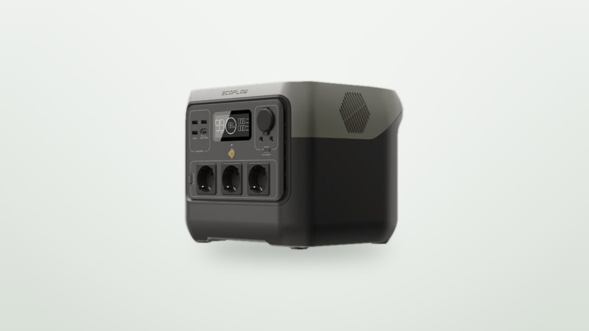 Stazione di energia portatile EcoFlow River 2 Pro vista di tre quarti, schermo acceso, tre prese a 230 V e porte USB visibili