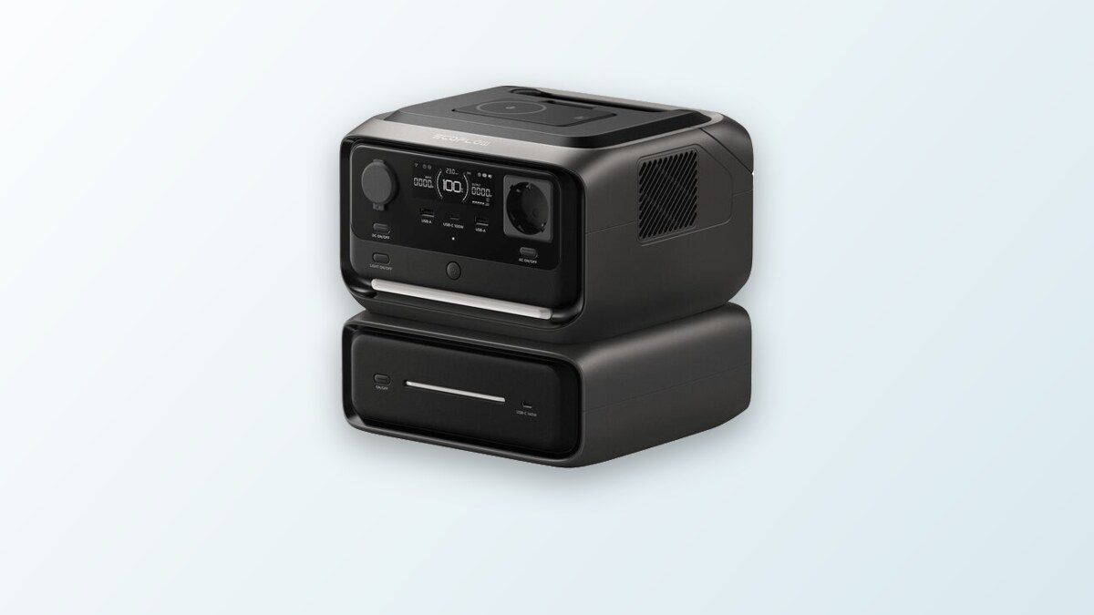 Powerstation EcoFlow River 3 Max Plus Wireless mit der externen Rapid-Batterie auf ihrem induktiven Ladepad