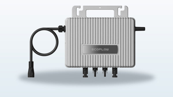 Microinversor solar EcoFlow Stream colocado en el suelo, carcasa plana blanca con conectores MC4