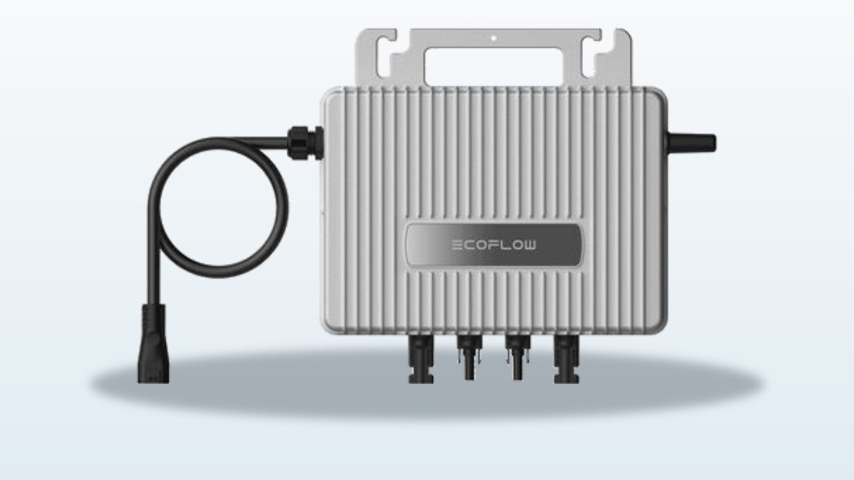 Microinversor solar EcoFlow Stream colocado en el suelo, carcasa plana blanca con conectores MC4