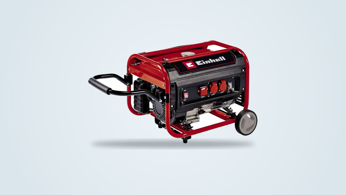 Generatore a benzina Einhell TC-PG 35/E5 rosso e nero su telaio con ruote, visto di tre quarti