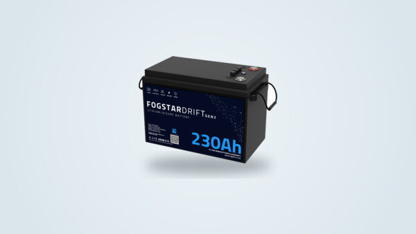 Batería Fogstar Drift 12V 230Ah LiFePO4 Gen2 vista de tres cuartos, carcasa negra con asas de transporte y piloto blanco en el panel frontal