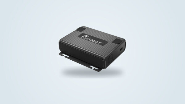 Cargador de alternador Fossibot FAC580 visto de tres cuartos, carcasa negra estriada con el logo Fossibot y el puerto del cable de entrada visible