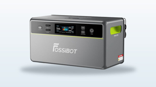 Batterie solaire de balcon Fossibot FBP1200 posée au sol, boîtier noir avec écran de contrôle