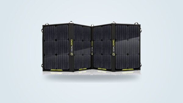 Panneau solaire pliable Goal Zero Nomad 100 déployé sur fond clair, ses quatre volets monocristallins et le logo Goal Zero visibles