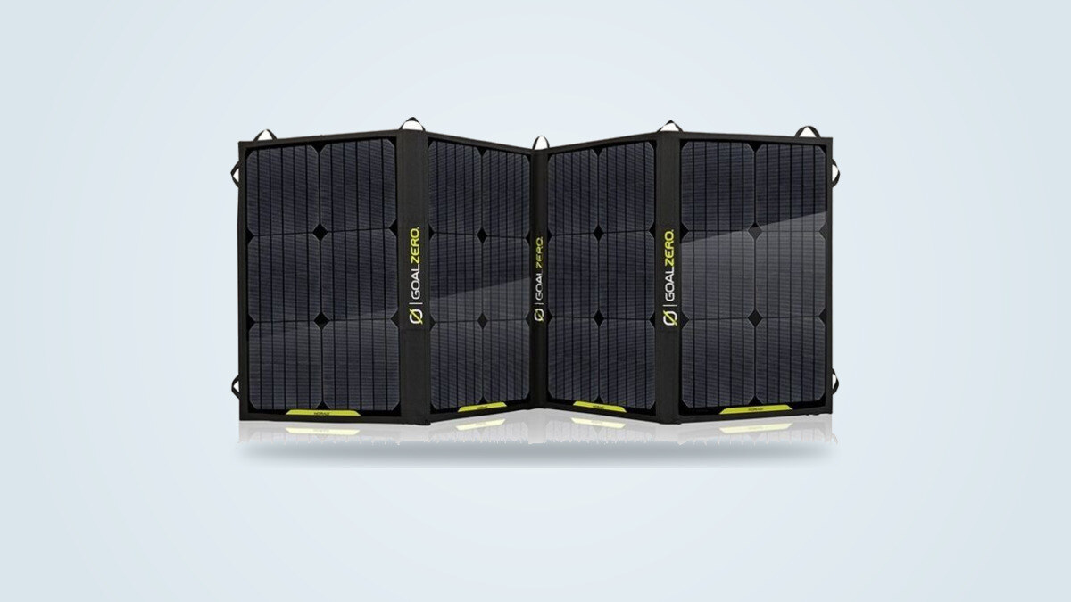 Panneau solaire pliable Goal Zero Nomad 100 déployé sur fond clair, ses quatre volets monocristallins et le logo Goal Zero visibles