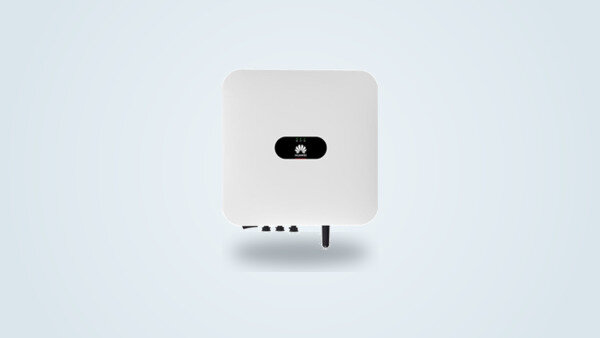 Inversor híbrido Huawei SUN2000-3K-LB0 fijado a la pared con cableado solar y conectores visibles