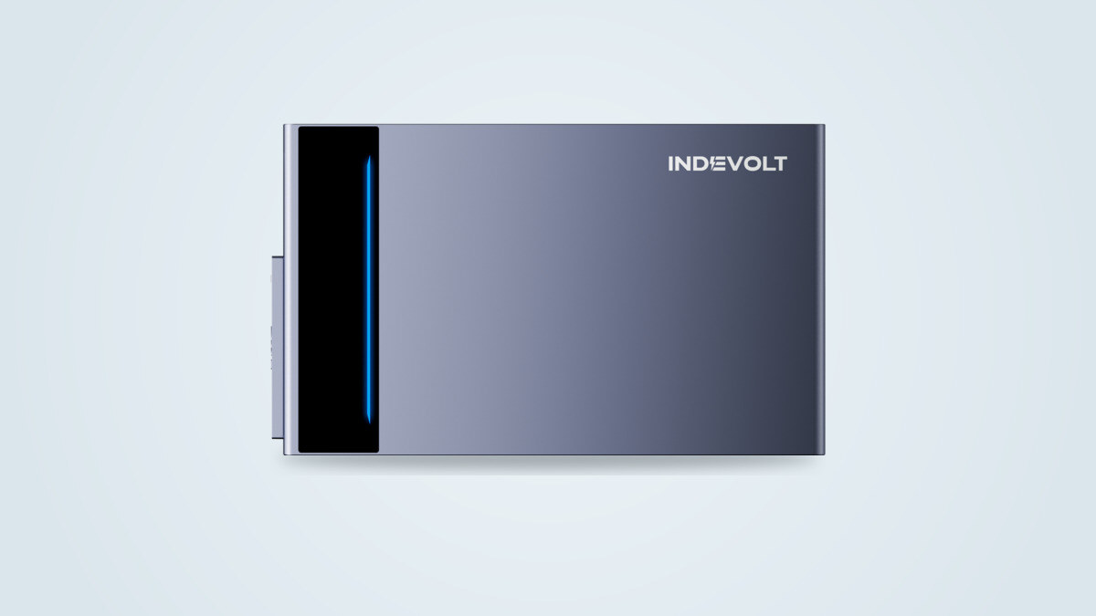 Batteria solare Indevolt SolidFlex 2000 vista di fronte, scocca grigio antracite con striscia luminosa blu e logo Indevolt