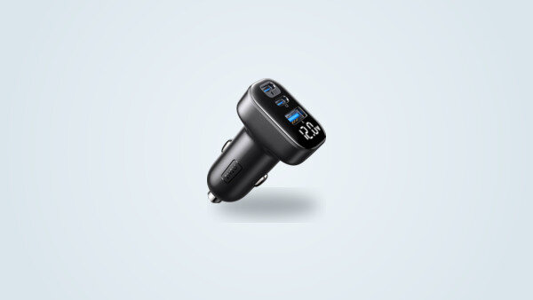 Cargador de coche INIU 90W visto en ángulo, con los puertos USB-C y USB-A y la pantalla de tensión encendida visibles
