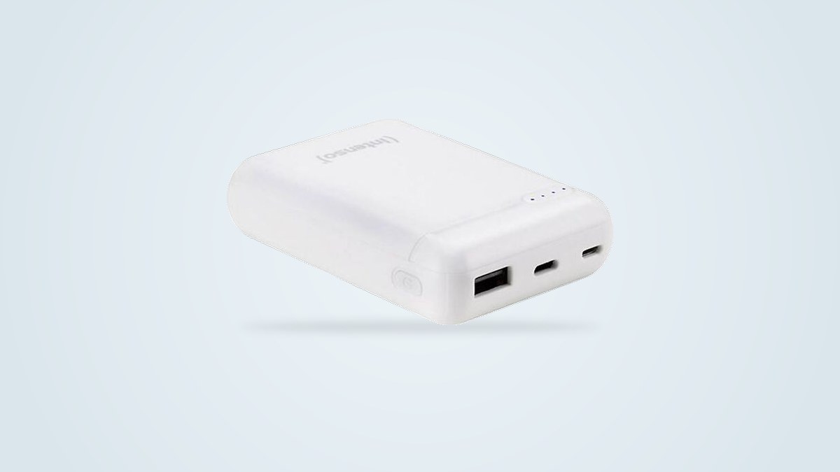 Weiße Powerbank Intenso XS10000 schräg von vorne, vier Lade-LEDs sowie USB-C-, USB-A- und Micro-USB-Anschluss an der Seite sichtbar