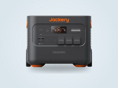 Estación de energía Jackery Explorer 2000 Plus con ruedas, fondo claro