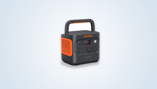 Tragbare Powerstation Jackery Explorer 2000 v2 in Dreiviertelansicht, Griff aufgestellt, Display beleuchtet mit sichtbarem Ladestand in Prozent