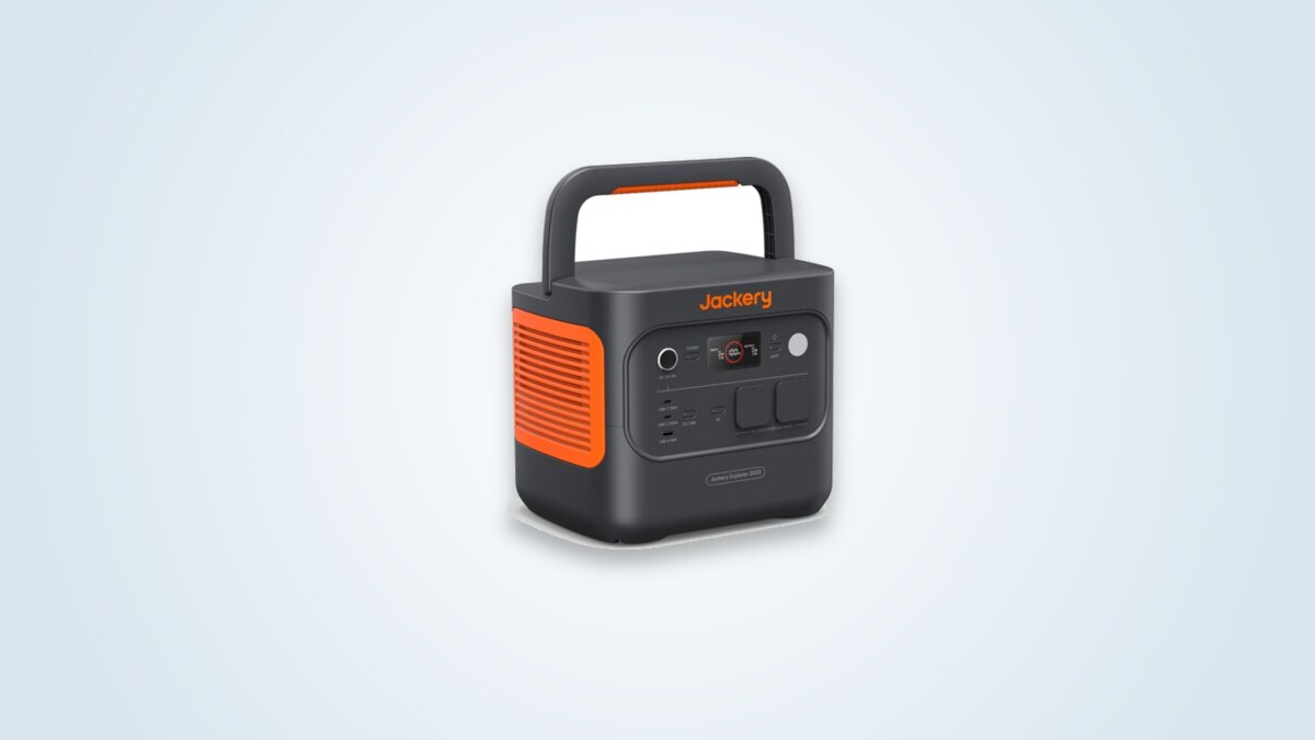 Tragbare Powerstation Jackery Explorer 2000 v2 in Dreiviertelansicht, Griff aufgestellt, Display beleuchtet mit sichtbarem Ladestand in Prozent