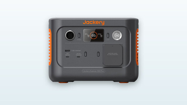Power station portatile Jackery Explorer 300 Plus compatta, schermo LCD e presa di corrente visibili