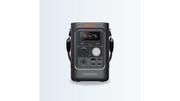 Tragbare Powerstation Jackery Explorer 300D vor hellem Hintergrund