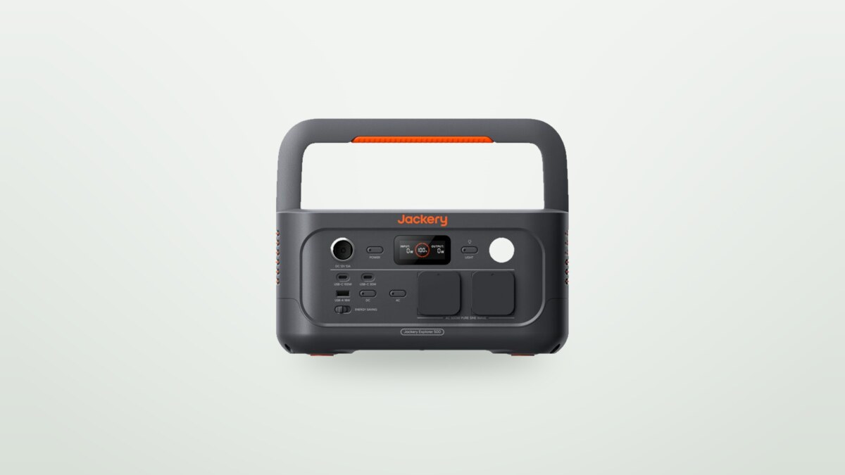 Tragbare Powerstation Jackery Explorer 500 v2 vor hellem Hintergrund
