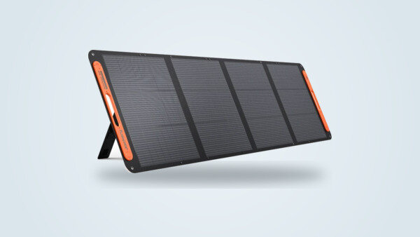 Panneau solaire pliable Jackery SolarSaga 200W déployé en accordéon sur ses béquilles, quatre volets de cellules et poignée orange visibles