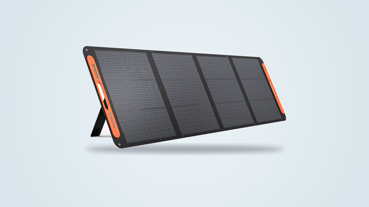 Panneau solaire pliable Jackery SolarSaga 200W déployé en accordéon sur ses béquilles, quatre volets de cellules et poignée orange visibles