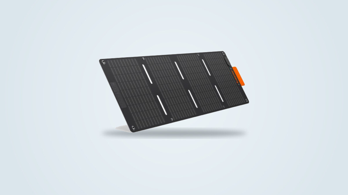 Pannello solare pieghevole Jackery SolarSaga 40W Mini visto di tre quarti, quattro pannelli aperti e linguetta arancione Jackery visibile sul lato destro