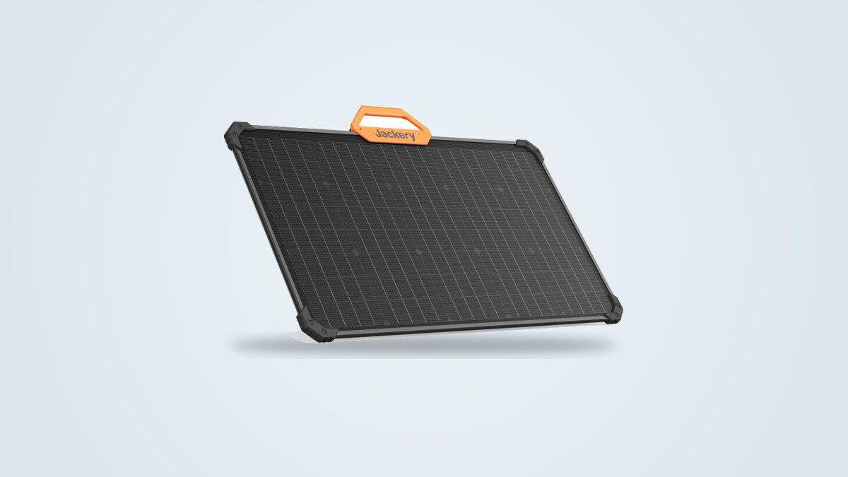 Jackery SolarSaga 80W Solarpanel aus einer Dreiviertelansicht, orangefarbener Jackery-Griff oben sichtbar, bifaziale monokristalline Zellen erkennbar