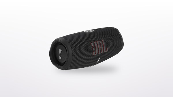 JBL Charge 5 Bluetooth-Lautsprecher aufrecht stehend vor hellem Hintergrund