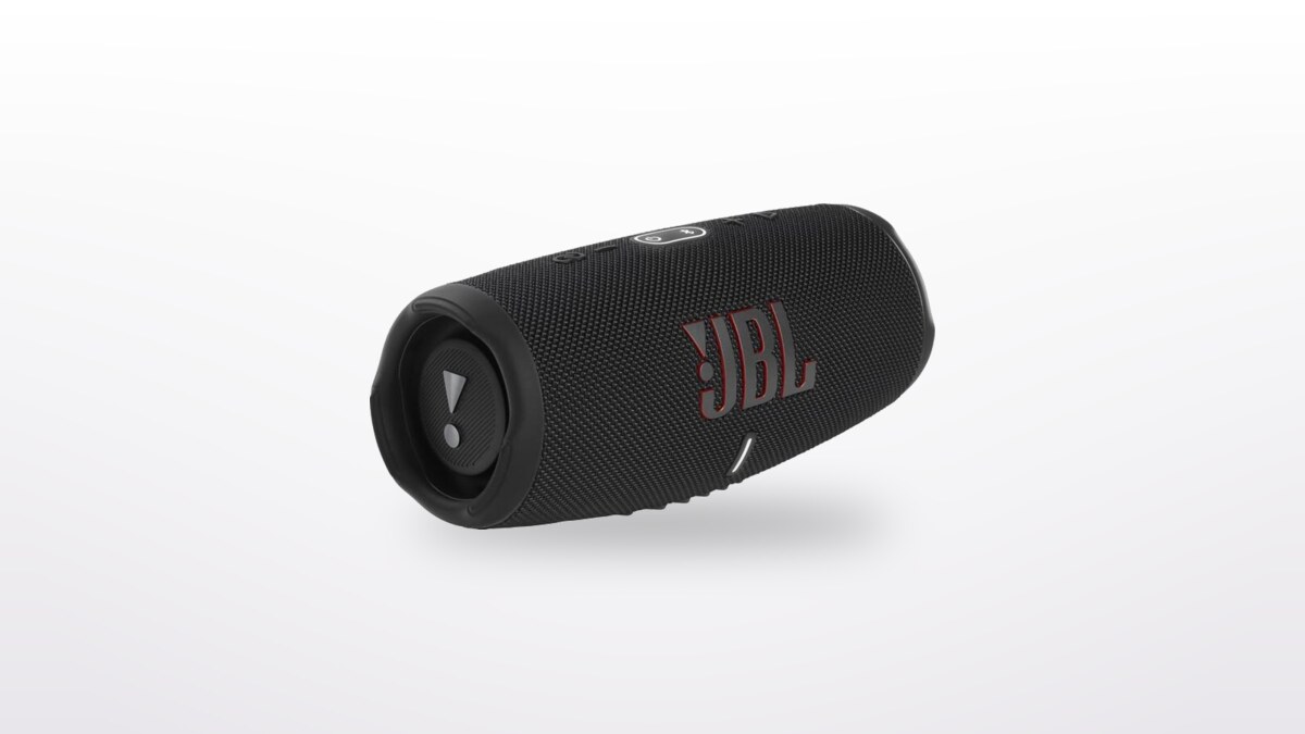 Altavoz Bluetooth JBL Charge 5 de pie sobre fondo claro