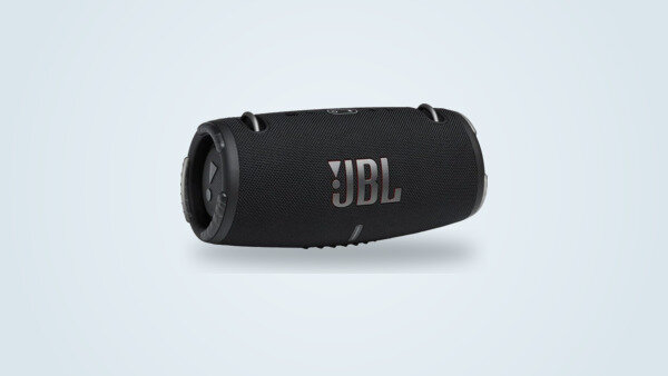 Altavoz Bluetooth JBL Xtreme 3 de pie sobre fondo claro