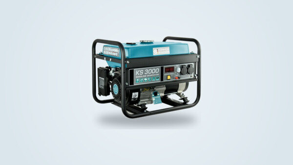 Generador de gasolina Könner & Söhnen KS 3000 azul y negro sobre chasis tubular, visto de tres cuartos