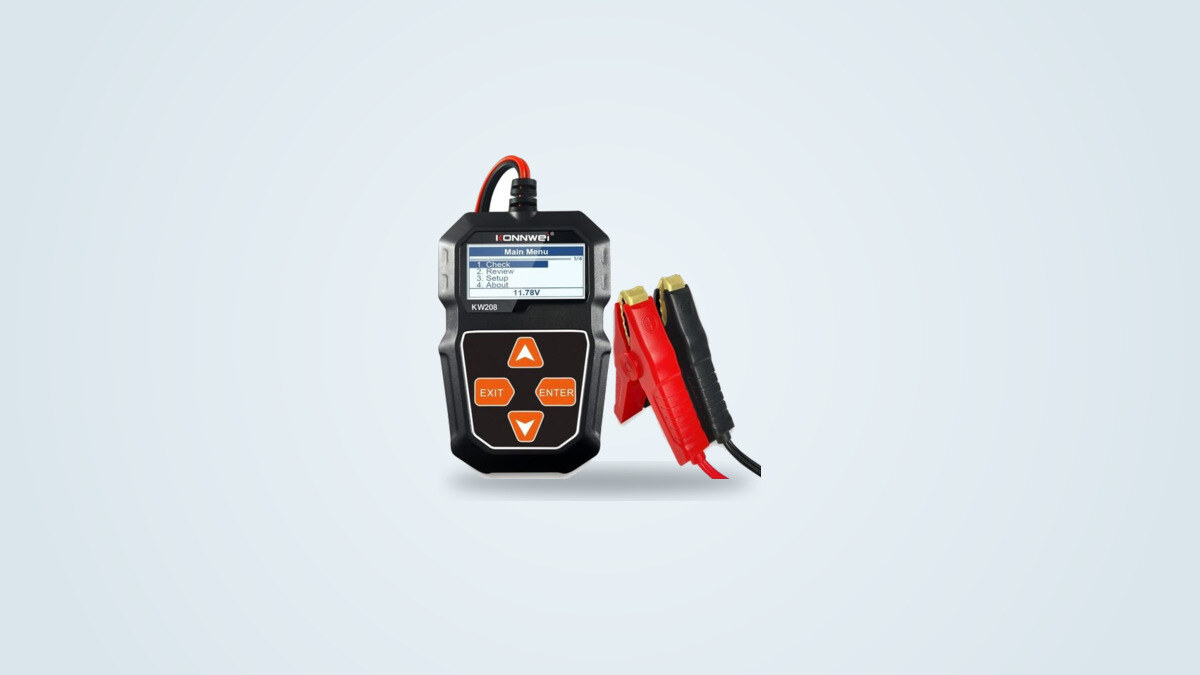 Tester per batteria Konnwei KW208 visto di fronte, schermo a colori con un menu e una tensione visualizzata, pinze a coccodrillo rosse e nere collegate da un cavo a spirale