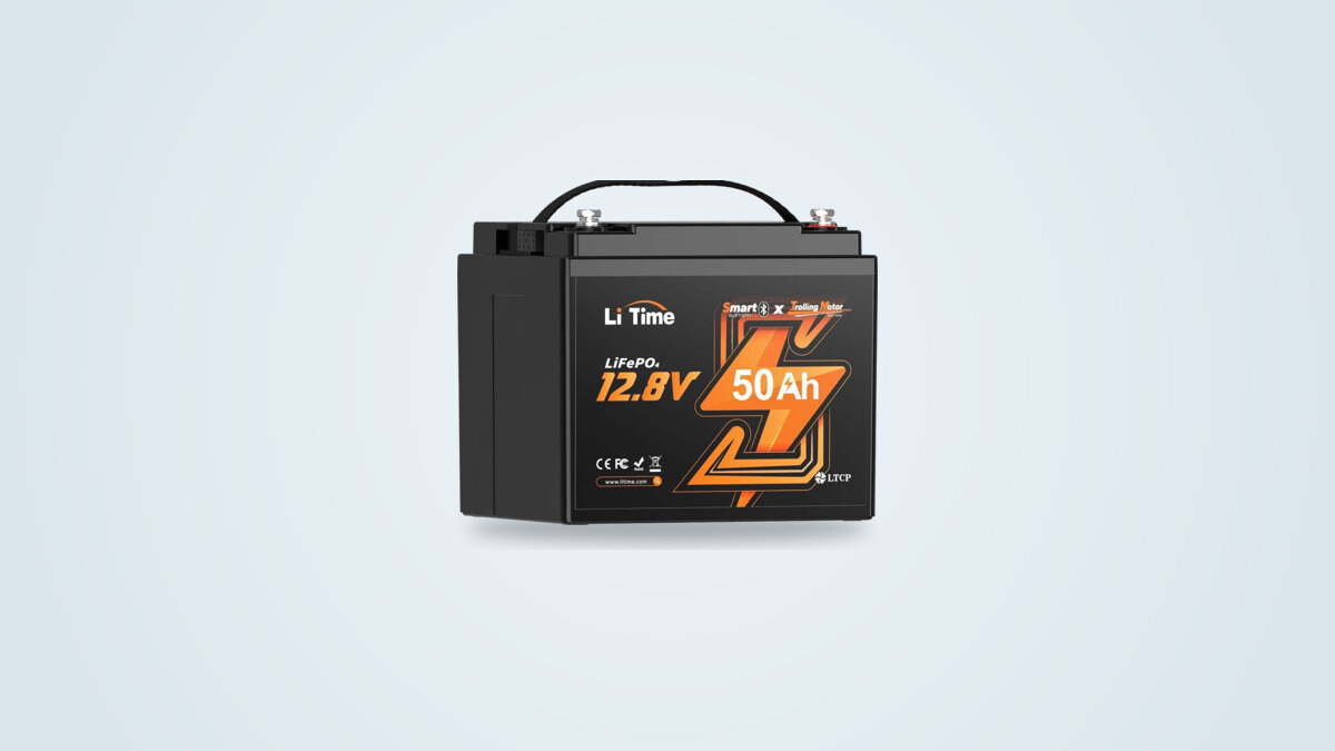 LiTime 12V 50Ah LiFePO4 Bluetooth Batterie schräg von vorne, schwarzes Gehäuse mit Tragegriff und M8-Schraubklemmen