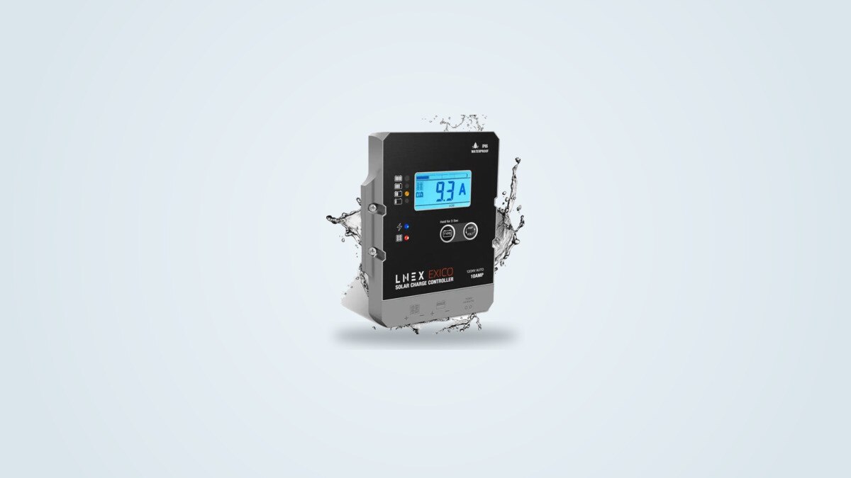 Regolatore solare LNEX CTM12-10 con display LCD e spruzzi d'acqua attorno alla scocca nera e grigia, a illustrare la sua protezione IP65